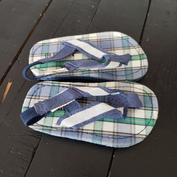Old Navy Baby Boy Size 2 Green Blue Plaid Flip Flops Sandals Summer - Picture 1 of 4